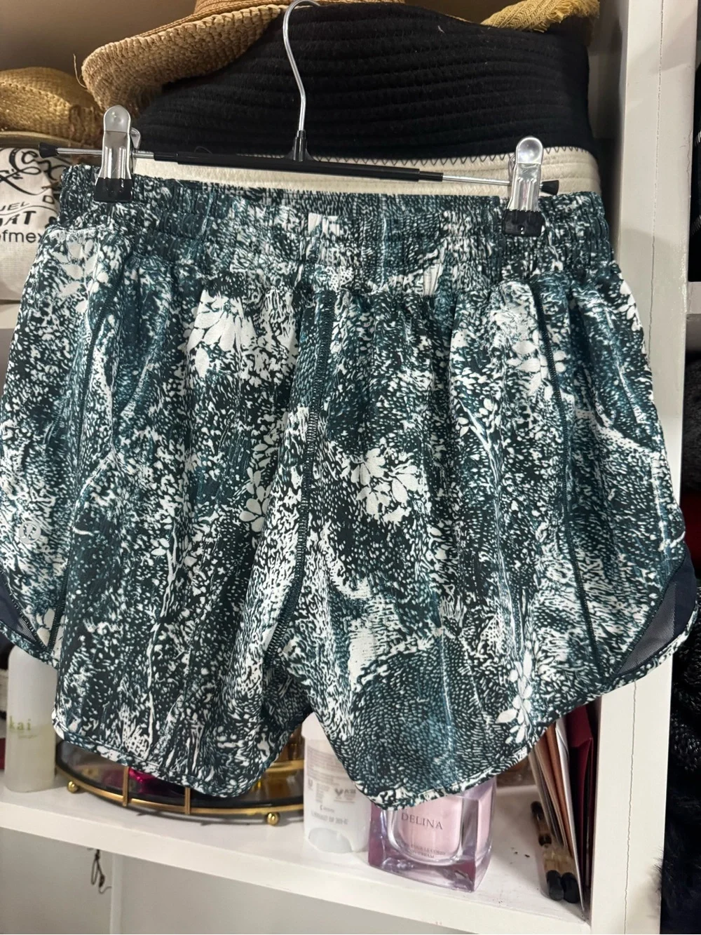 Lululemon Hotty Hot Running Shorts Size 6 | Green Floral Print | Built-In Liner - Picture 3 of 7